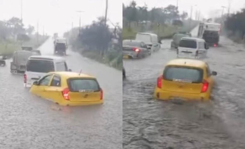 Taxi fue arrastrado por la lluvia