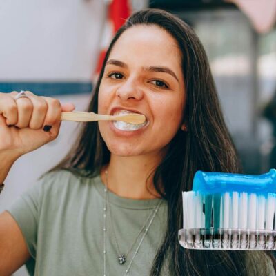 ¿Por qué debes cepillarte los dientes antes de desayunar? Estos dicen los expertos y odontólogos