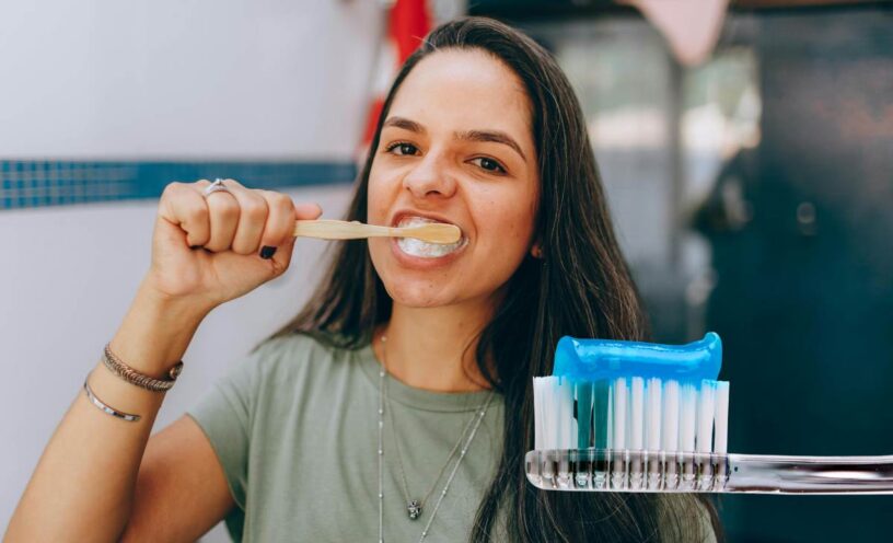 ¿Por qué debes cepillarte los dientes antes de desayunar? Estos dicen los expertos y odontólogos