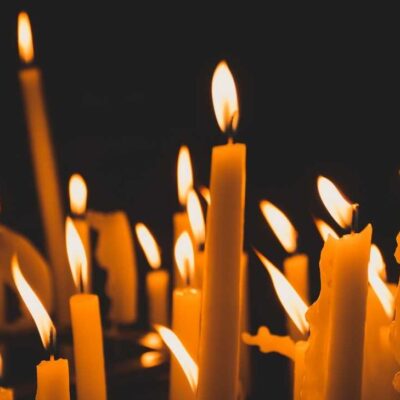 ¿Qué color de vela prender el Día de Velitas para alejar personas y malas energías? Guía 2024
