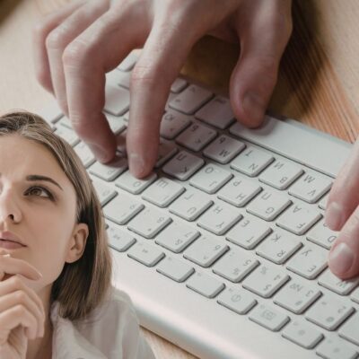 Por qué los teclados no están en orden alfabético: Origen y evolución del diseño QWERTY