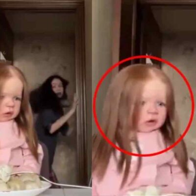 muñeca se mueve frente a su dueña