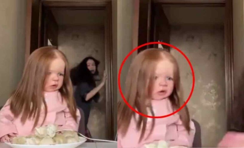 muñeca se mueve frente a su dueña